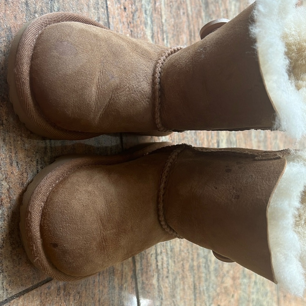 Used girls fur uggs toddler size 6